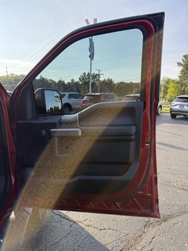 2015 Ford F-150 XLT photo 17
