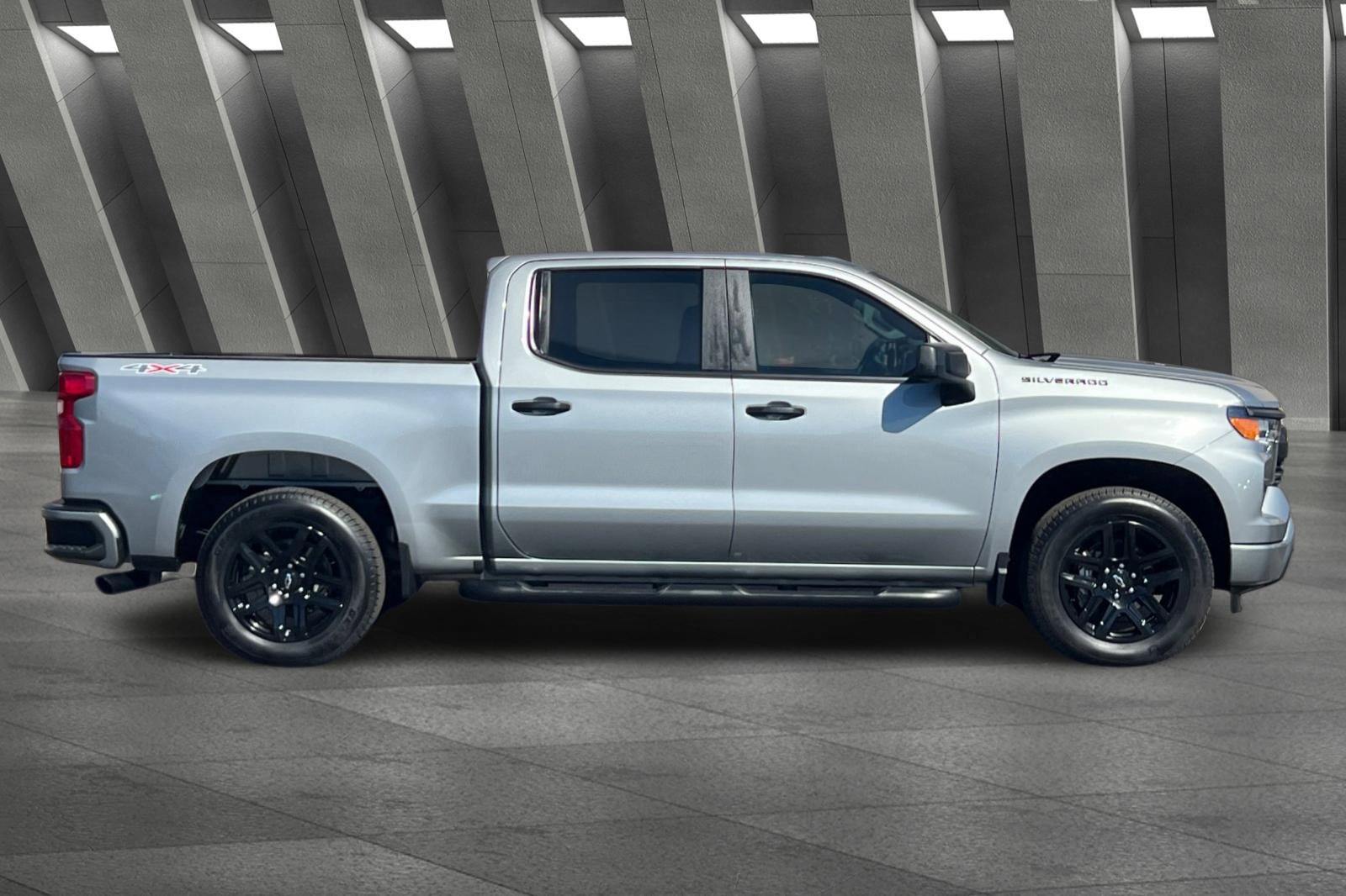 2024 Chevrolet Silverado 1500 Custom photo 2