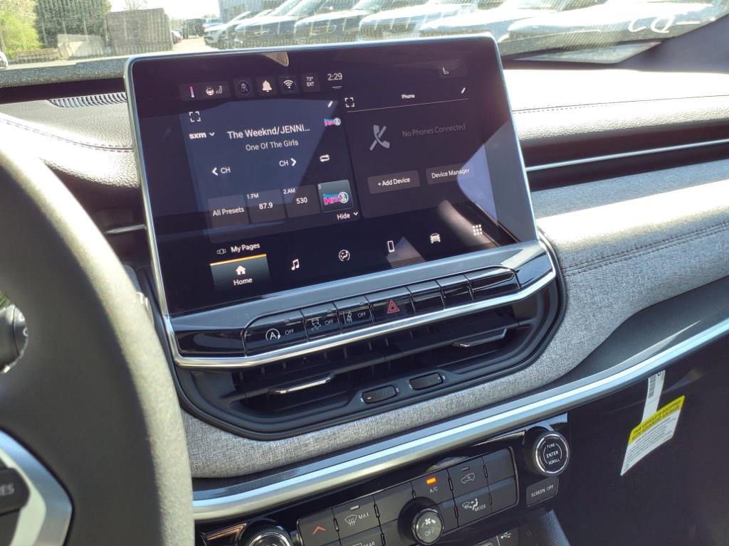 2024 Jeep Compass Latitude Lux photo 19