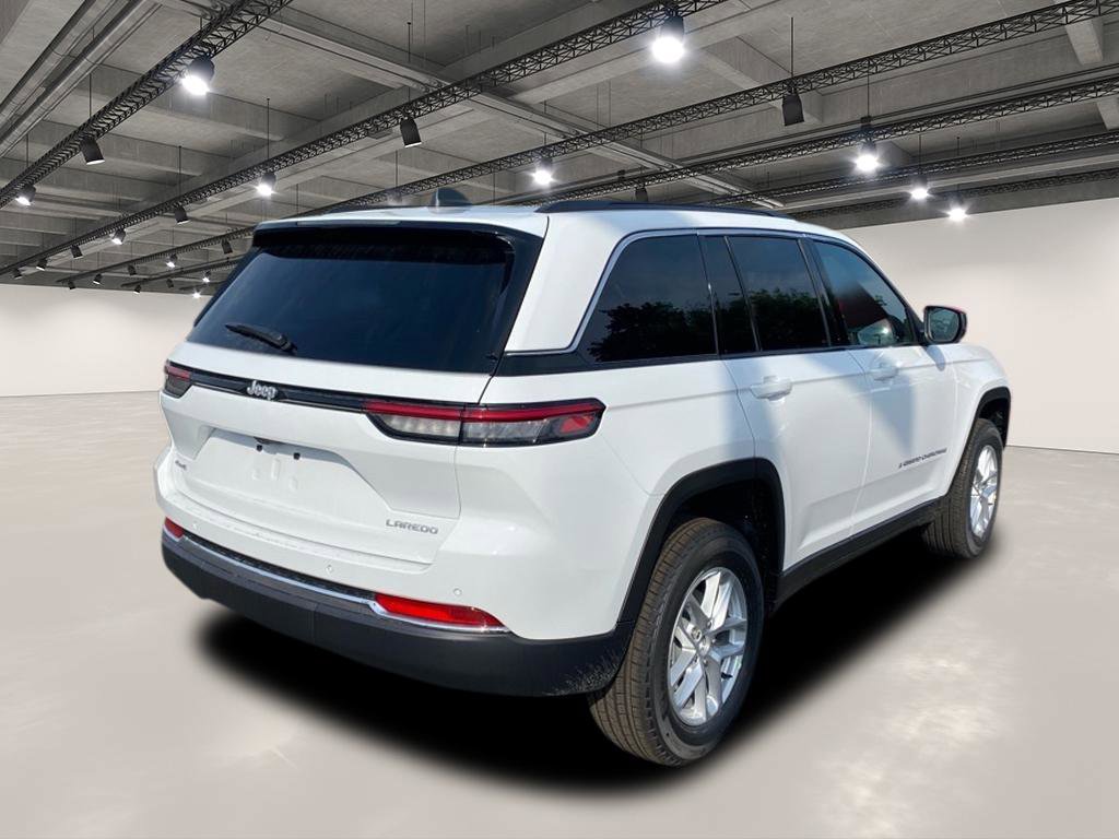 2025 Jeep Grand Cherokee Laredo photo 3
