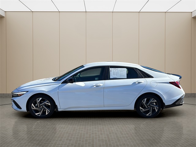 2025 Hyundai Elantra SEL Sport photo 2