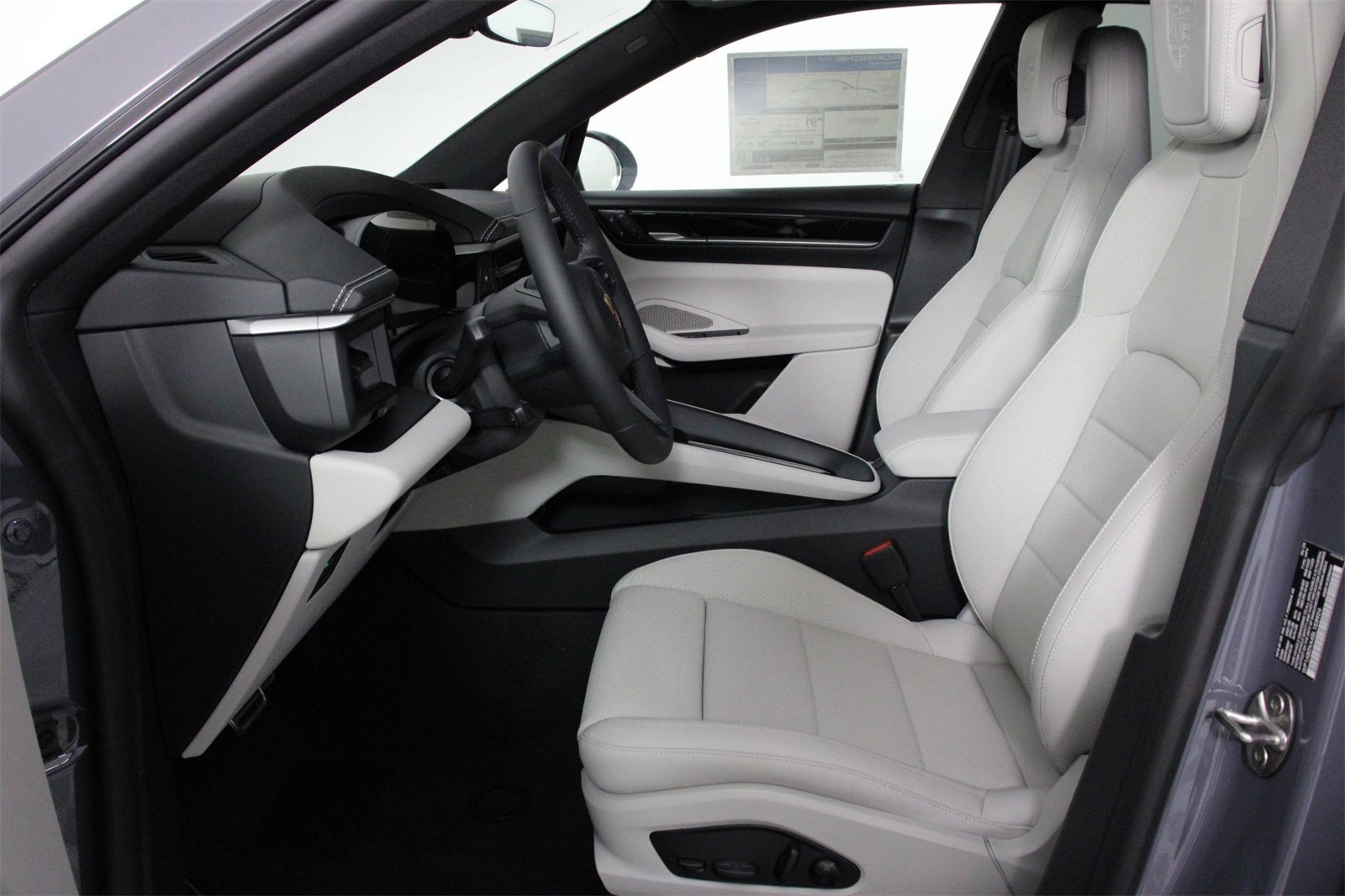 2025 Porsche Macan Electric photo 5