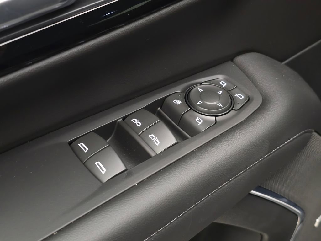 2025 Chevrolet Suburban Z71 photo 2