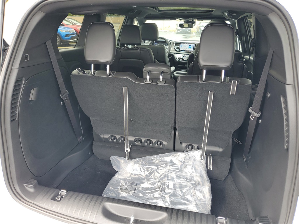 2026 Chrysler Pacifica photo 4