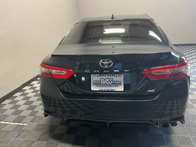 2019 Toyota Camry SE photo 4