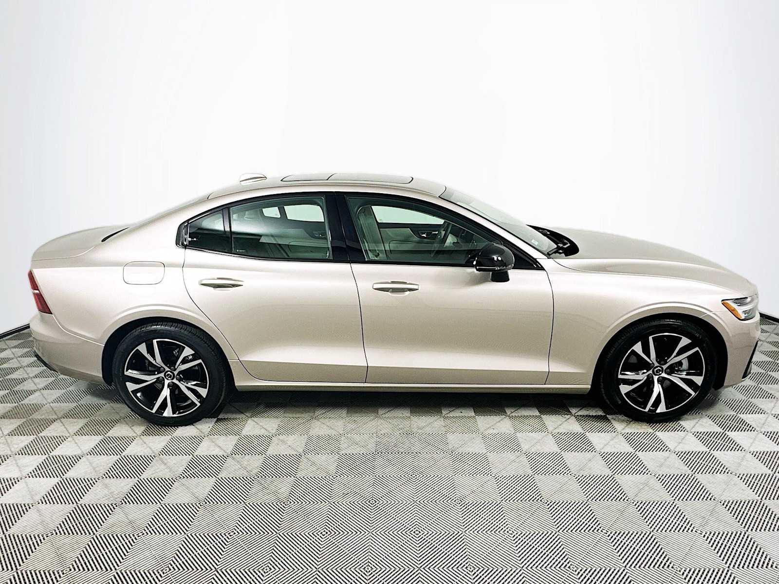 2025 Volvo S60 B5 Core photo 8