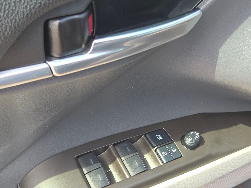 2021 Toyota Camry Hybrid LE photo 23