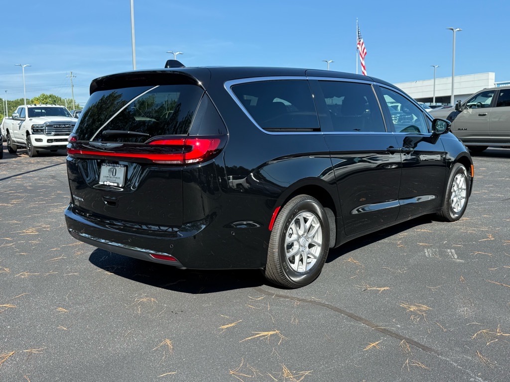 2025 Chrysler Pacifica photo 3