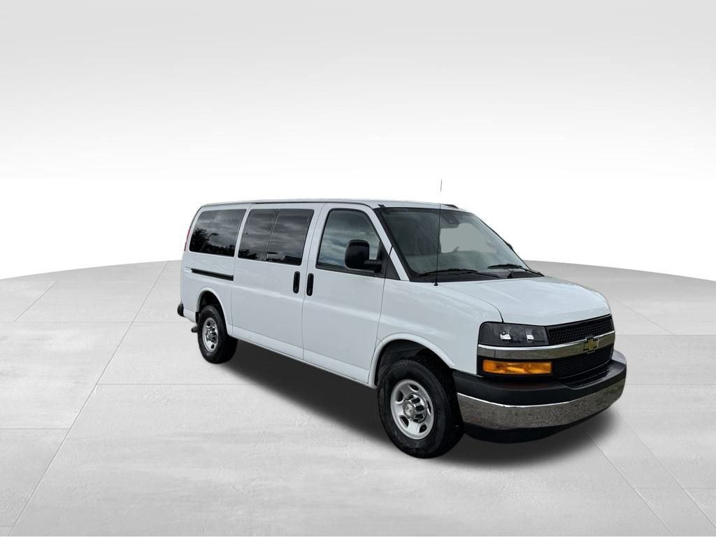2023 Chevrolet Express Passenger LT's photo