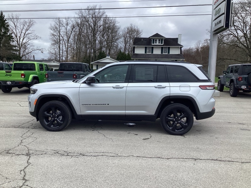 2025 Jeep Grand Cherokee Altitude photo 4