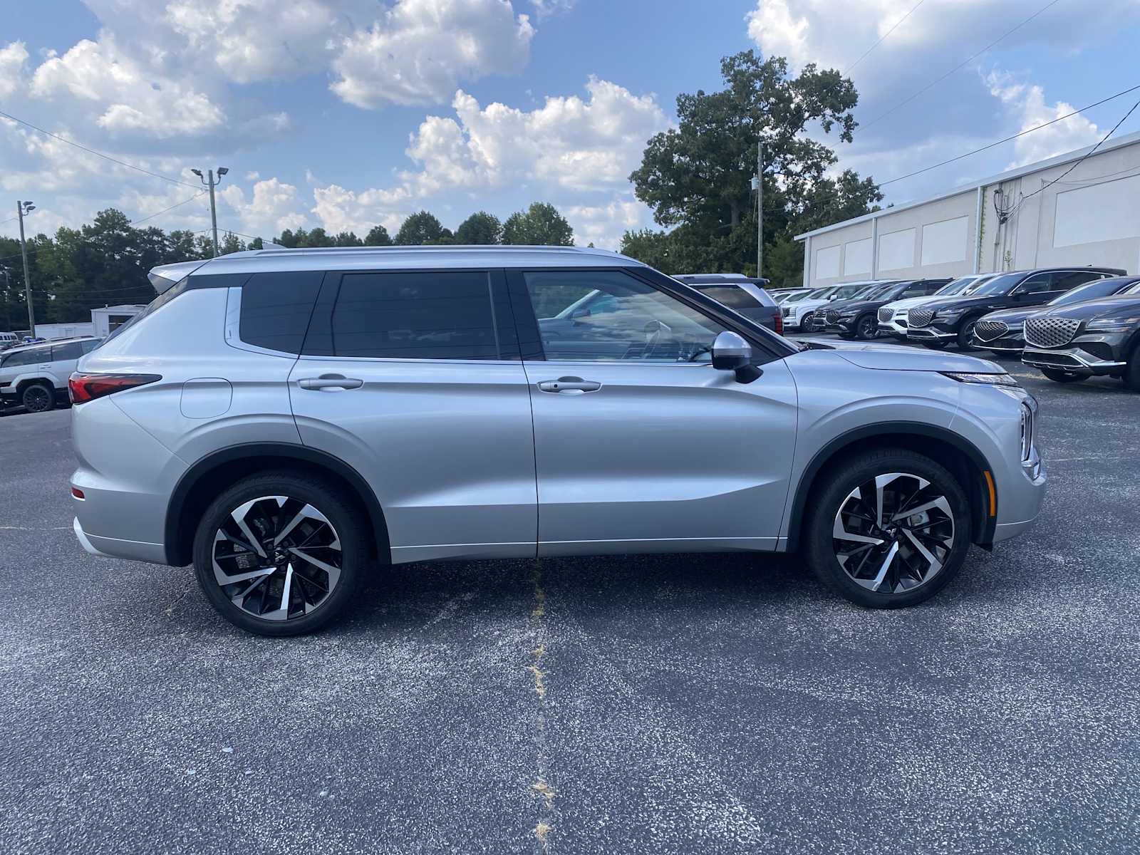 2024 Mitsubishi Outlander SEL photo 3