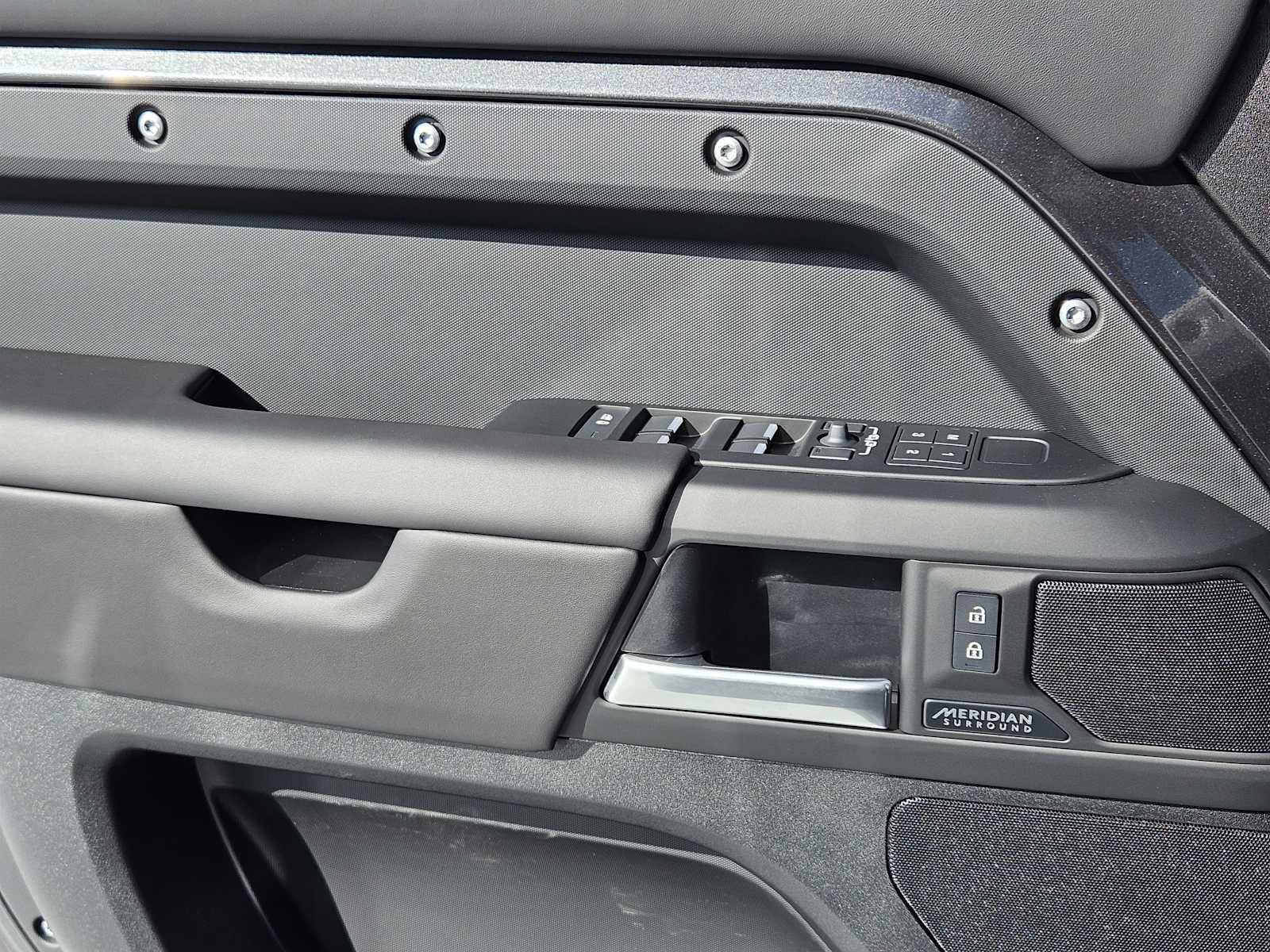 2025 Land Rover Defender 110 X-Dynamic SE photo 21