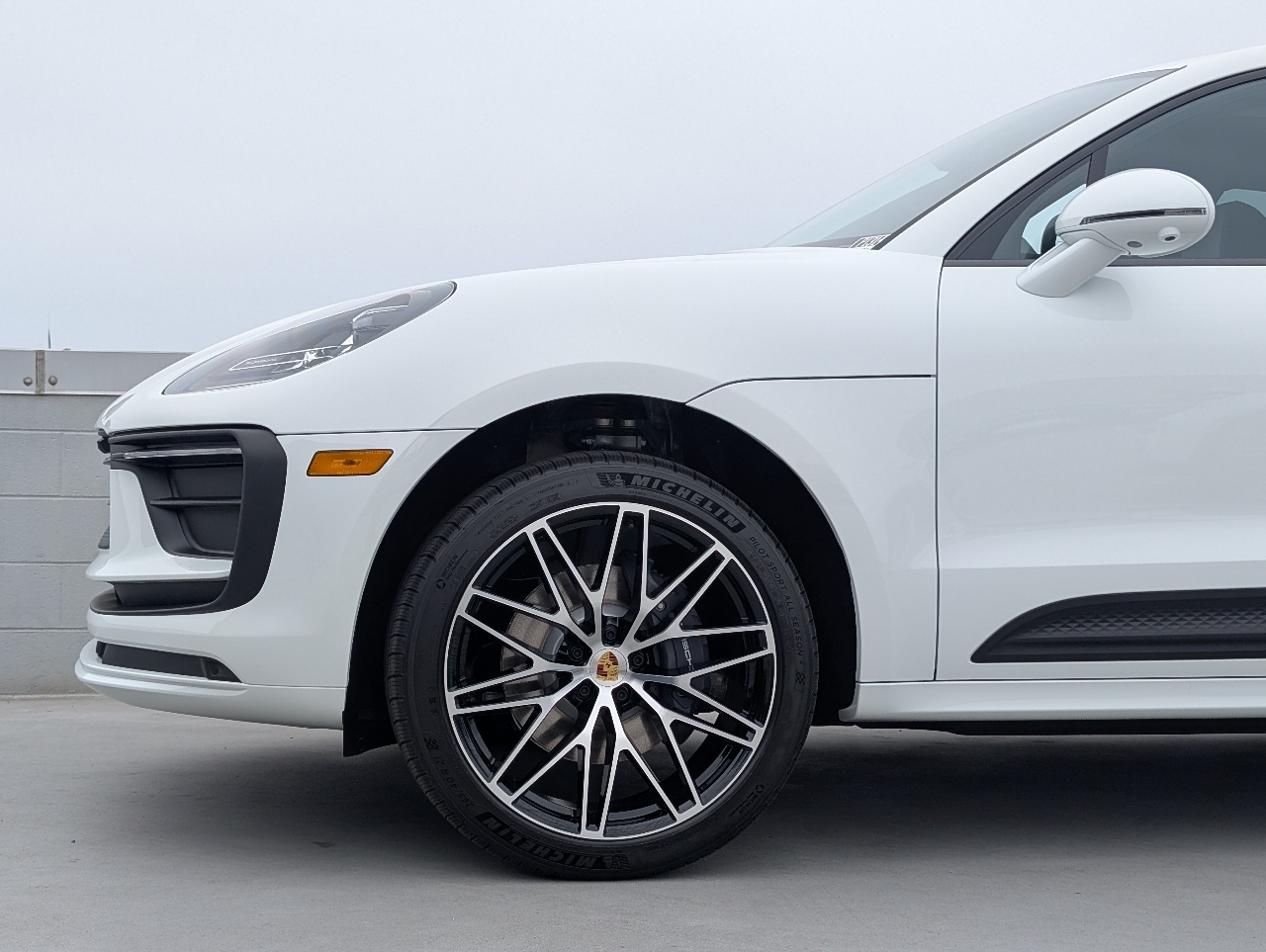 2025 Porsche Macan T photo 9