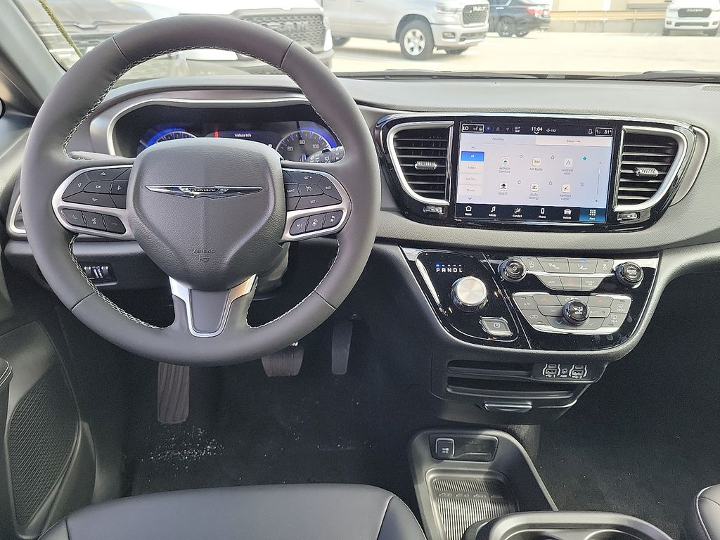 2025 Chrysler Voyager LX photo 2