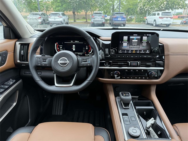 2025 Nissan Pathfinder Platinum photo 2