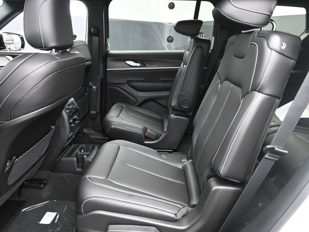 2025 Jeep Grand Cherokee Limited photo 9