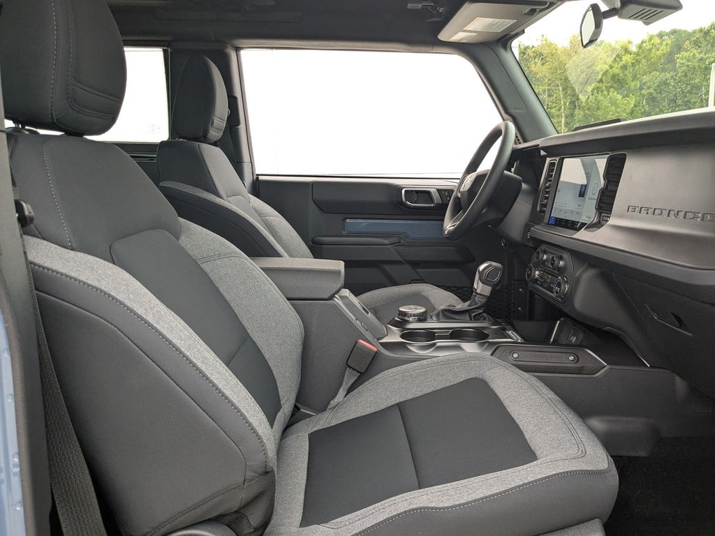 2025 Ford Bronco Base photo 14