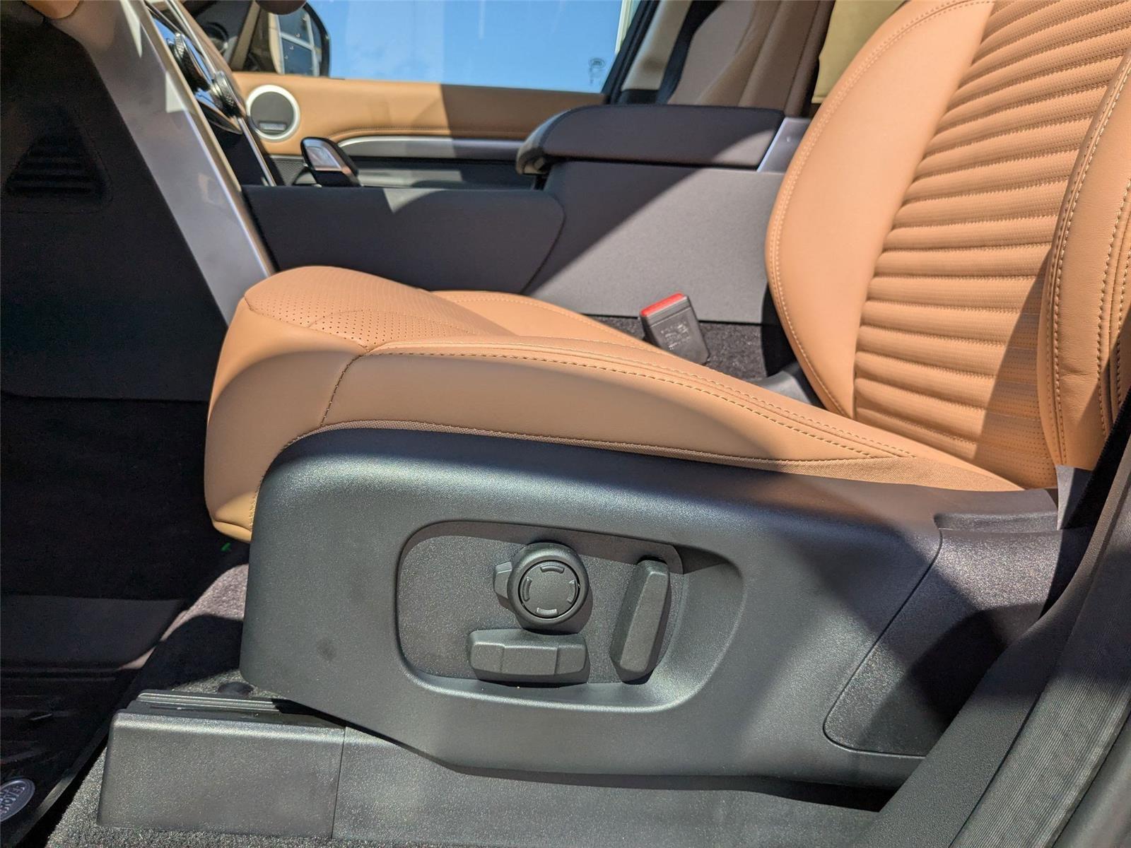 2025 Land Rover Discovery Metropolitan Edition photo 14