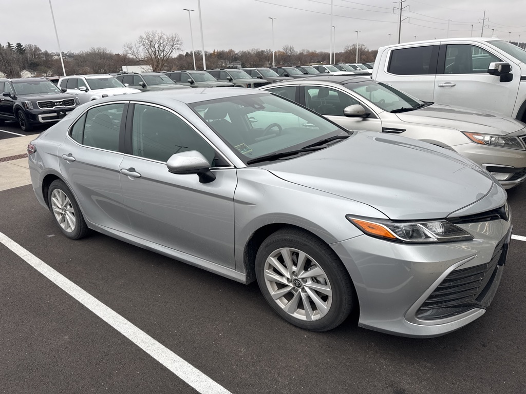2022 Toyota Camry LE photo 2