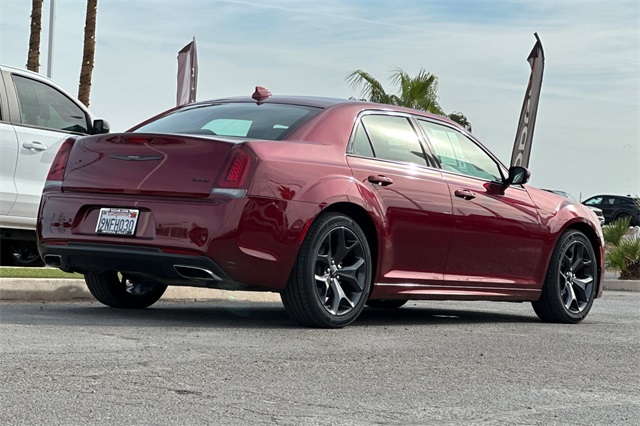 2023 Chrysler 300 Touring L photo 3