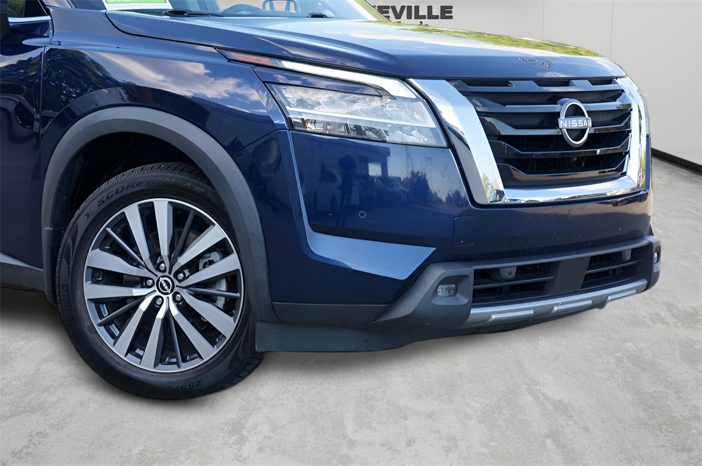 2022 Nissan Pathfinder Platinum photo 2