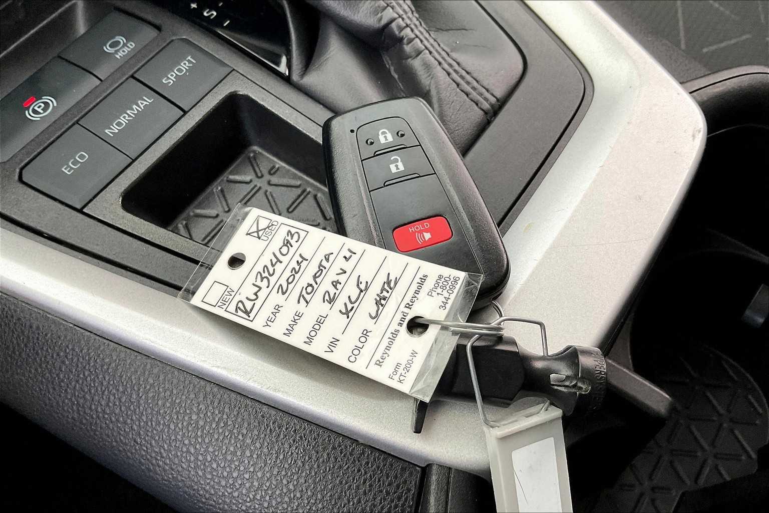 2024 Toyota RAV4 XLE photo 13