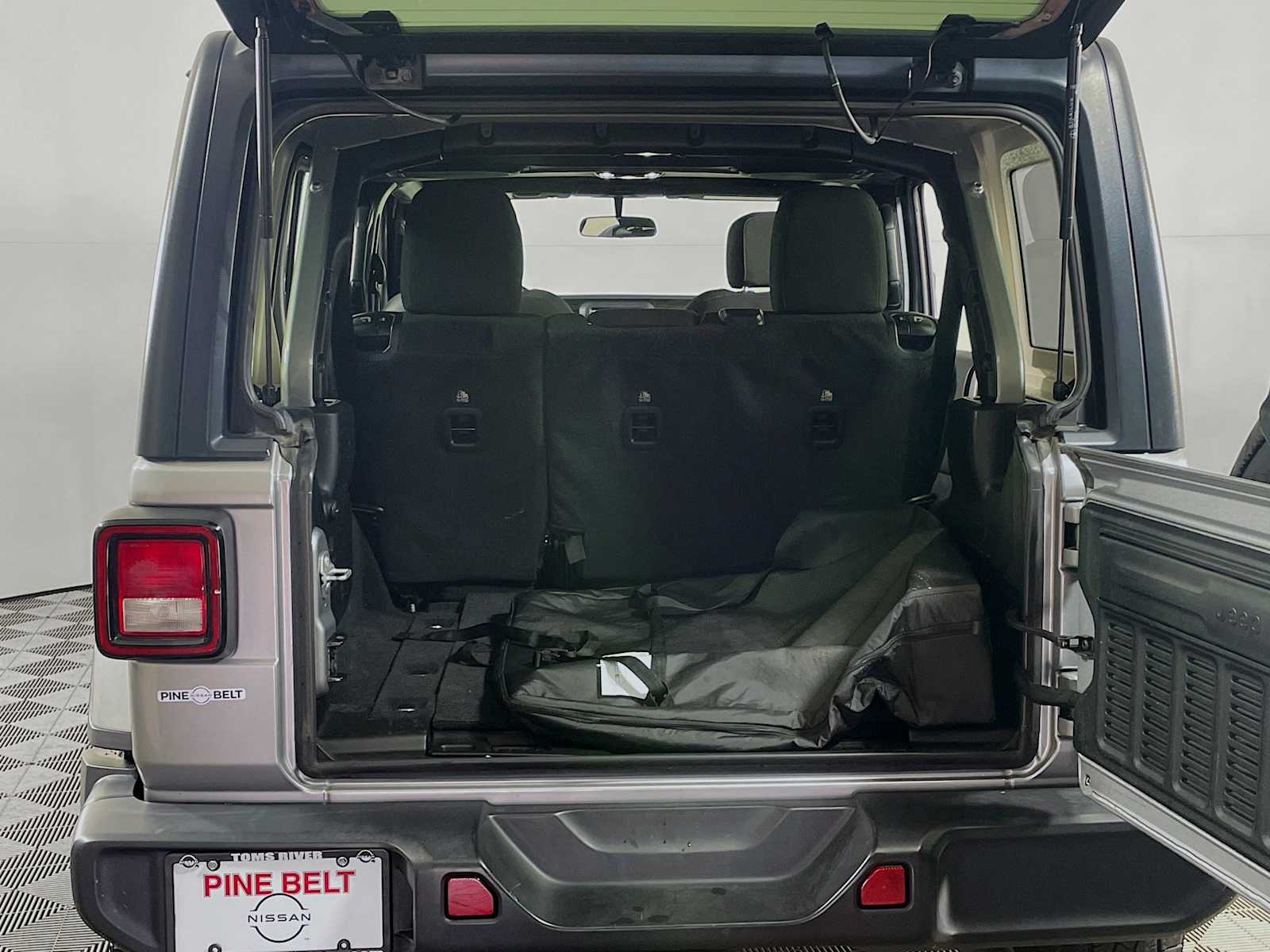 2021 Jeep Wrangler Unlimited Sahara photo 22