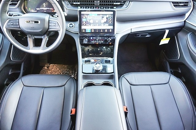 New 2023 Silver Zynith Exterior Paint Jeep Limited image 26