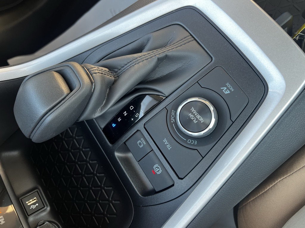 2025 Toyota RAV4 Hybrid XLE photo 15