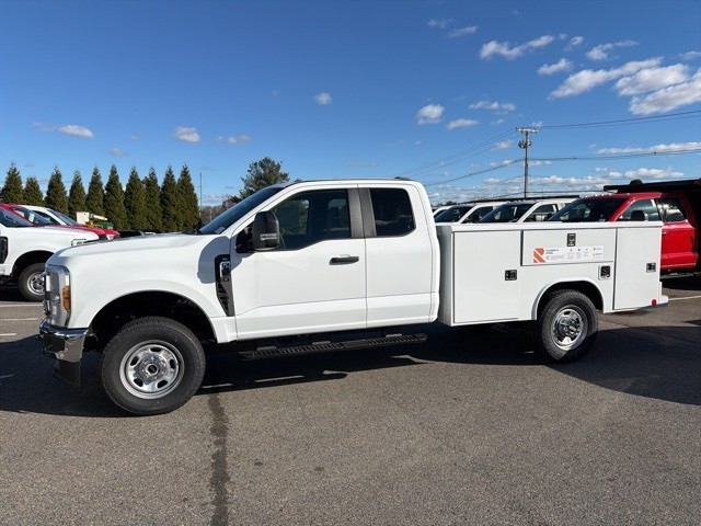 2025 Ford F-350 Super Duty Chassis Cab XL's photo