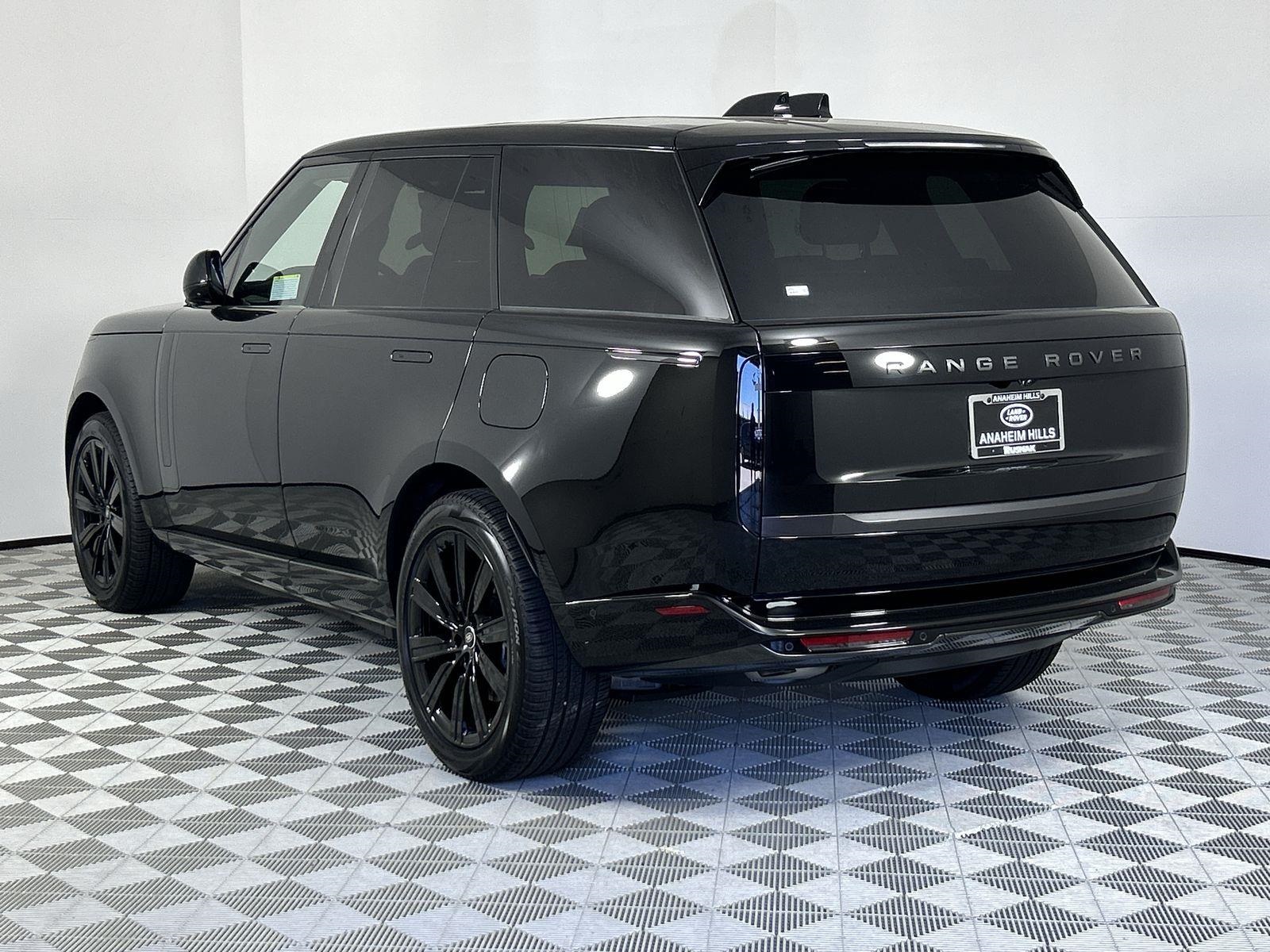 2025 Land Rover Range Rover SE photo 3