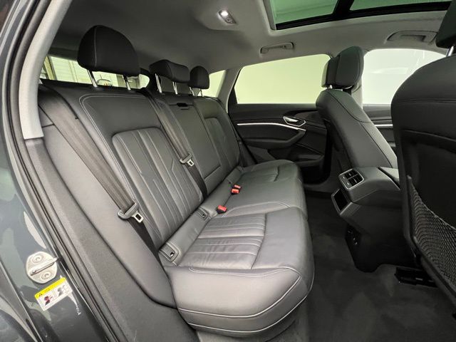 2022 Audi e-tron Premium photo 16