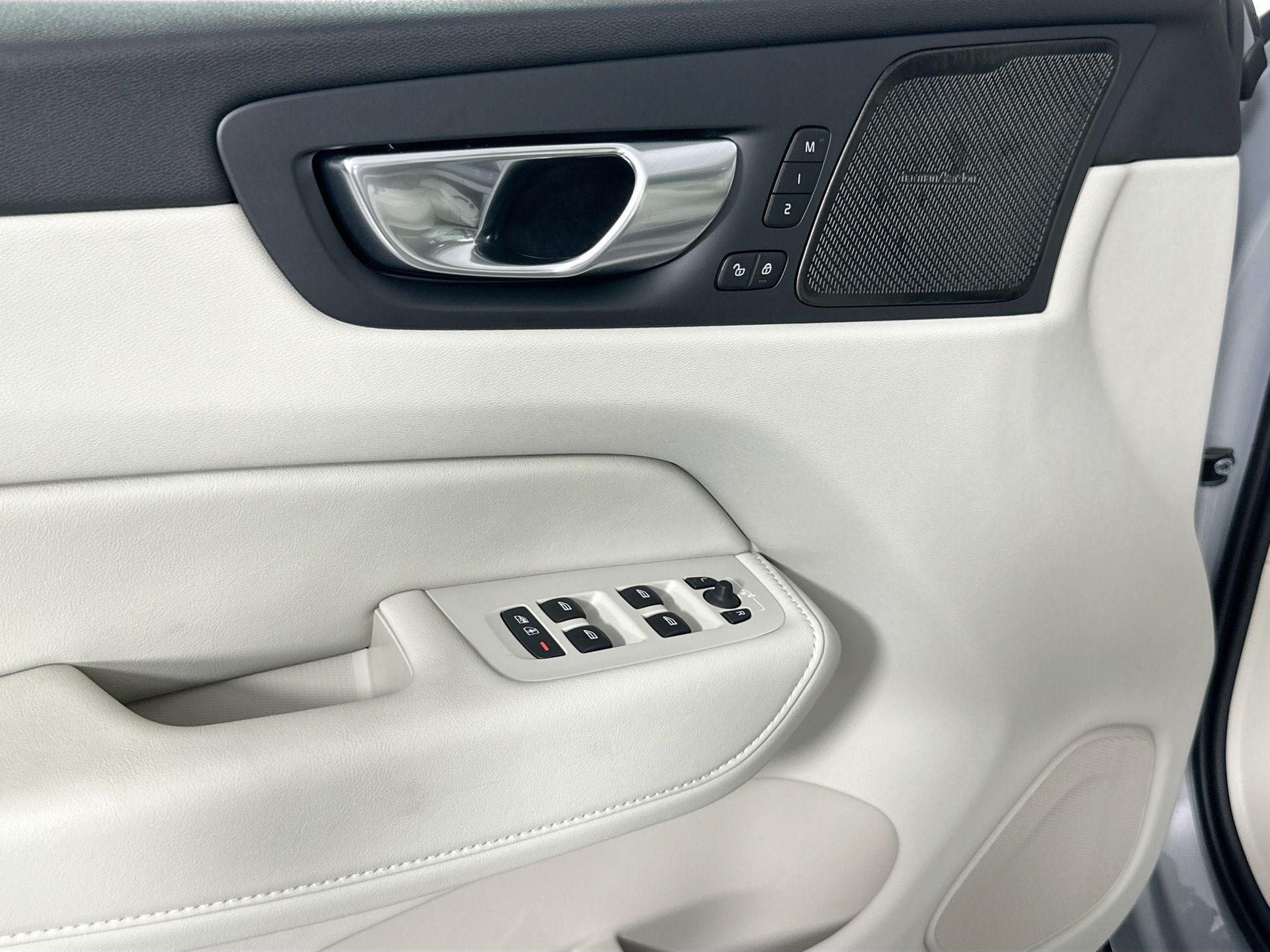 2026 Volvo XC60 B5 photo 16