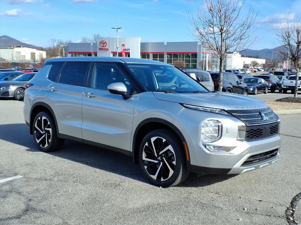 2023 Mitsubishi Outlander SE's photo