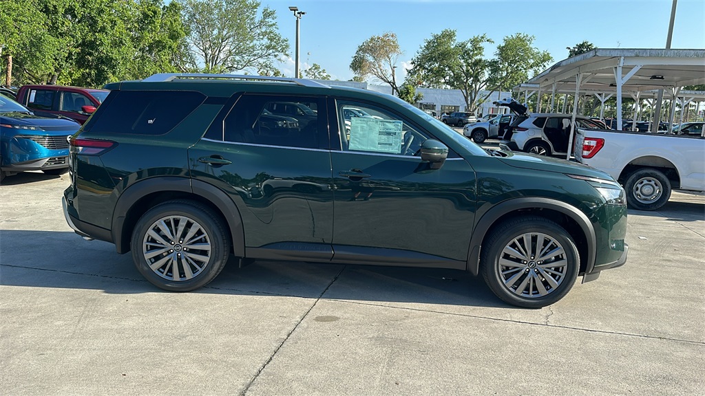 2025 Nissan Pathfinder SL photo 8