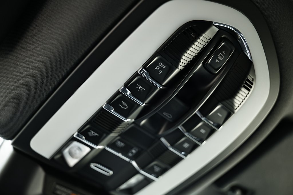2024 Porsche Macan T photo 42