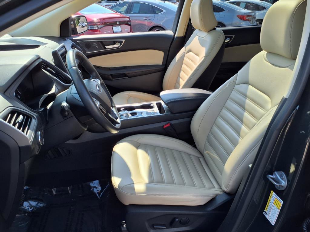 2022 Ford Edge SEL photo 2