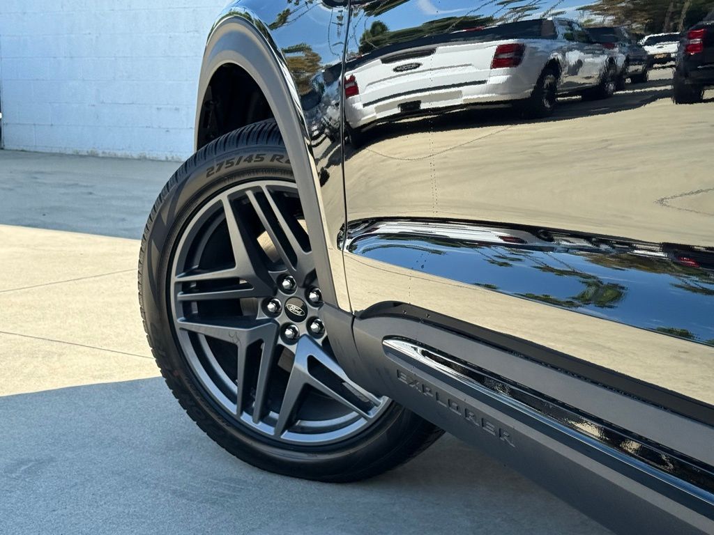 2025 Ford Explorer ST-Line photo 11