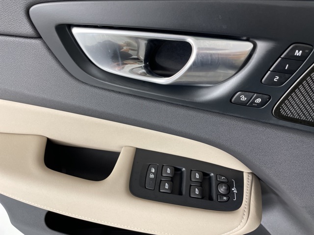 2026 Volvo XC60 Plus photo 15
