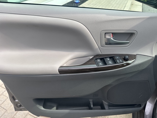 2016 Toyota Sienna XLE photo 8