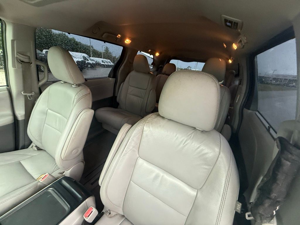2017 Toyota Sienna L photo 19