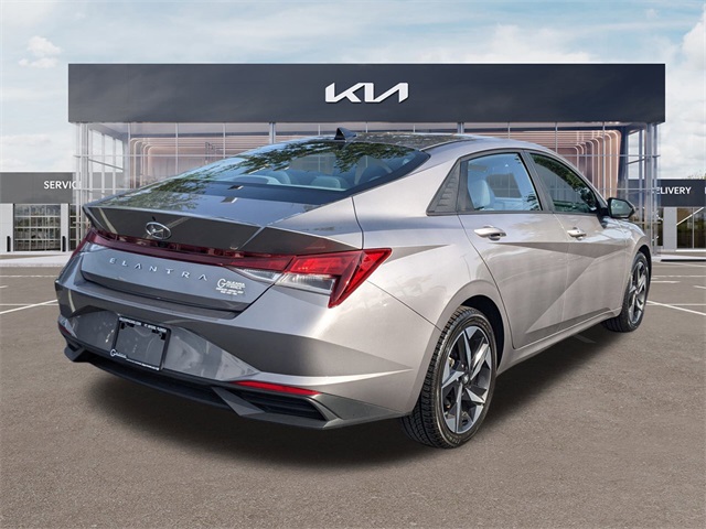 2023 Hyundai Elantra SEL photo 2