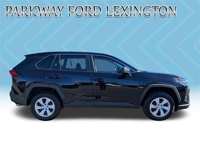 2022 Toyota RAV4 LE photo 4