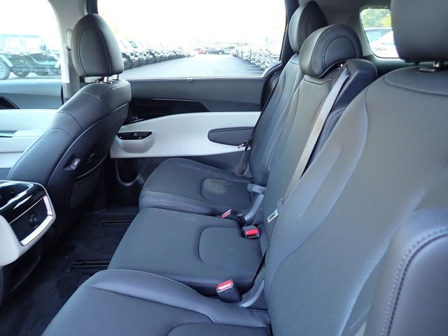 2024 Kia Carnival EX photo 13