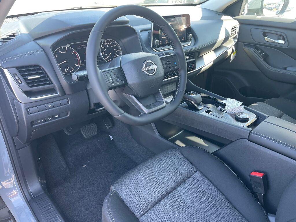 2026 Nissan Rogue SV photo 6
