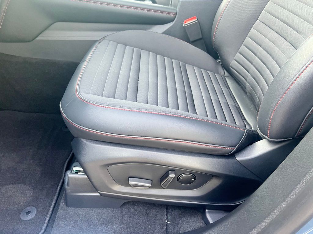 2025 Ford Explorer ST-Line photo 4