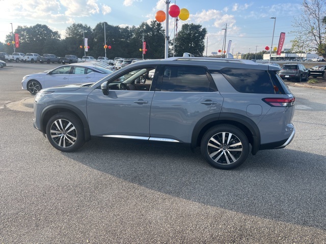 2025 Nissan Pathfinder Platinum photo 2