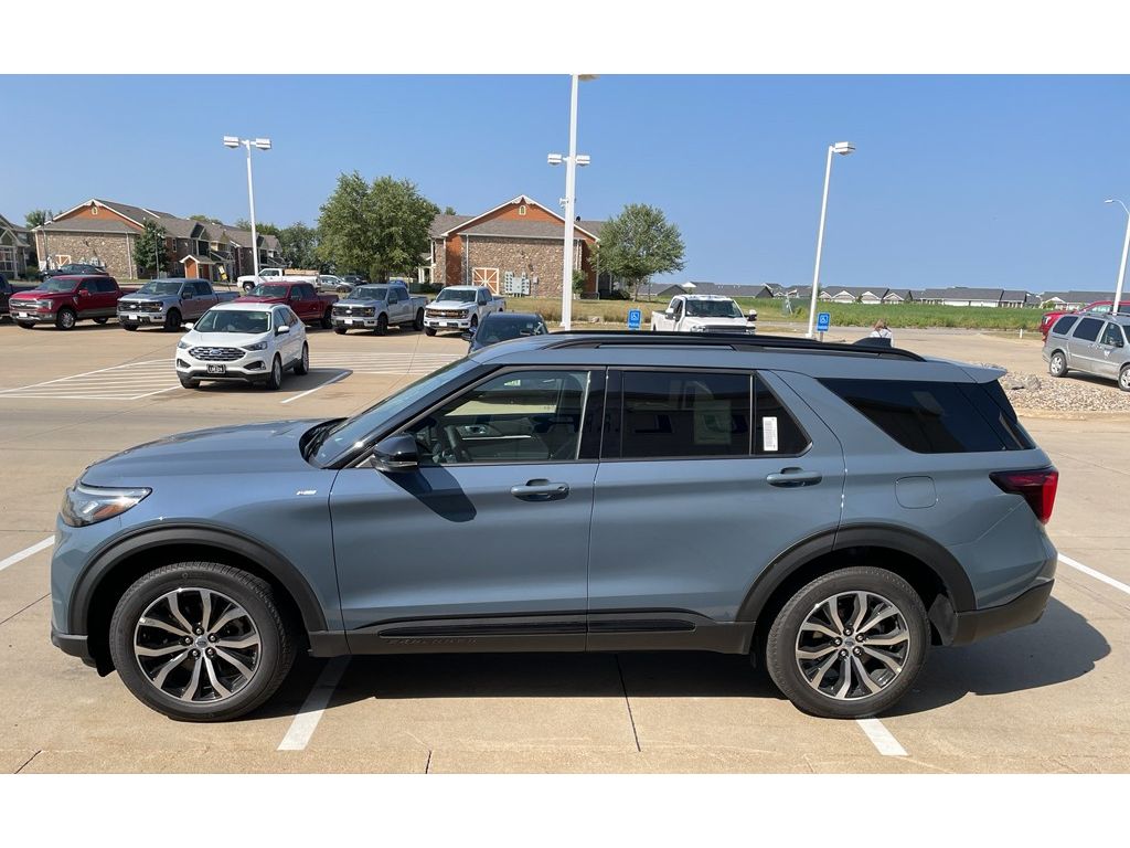 2025 Ford Explorer ST-Line photo 4