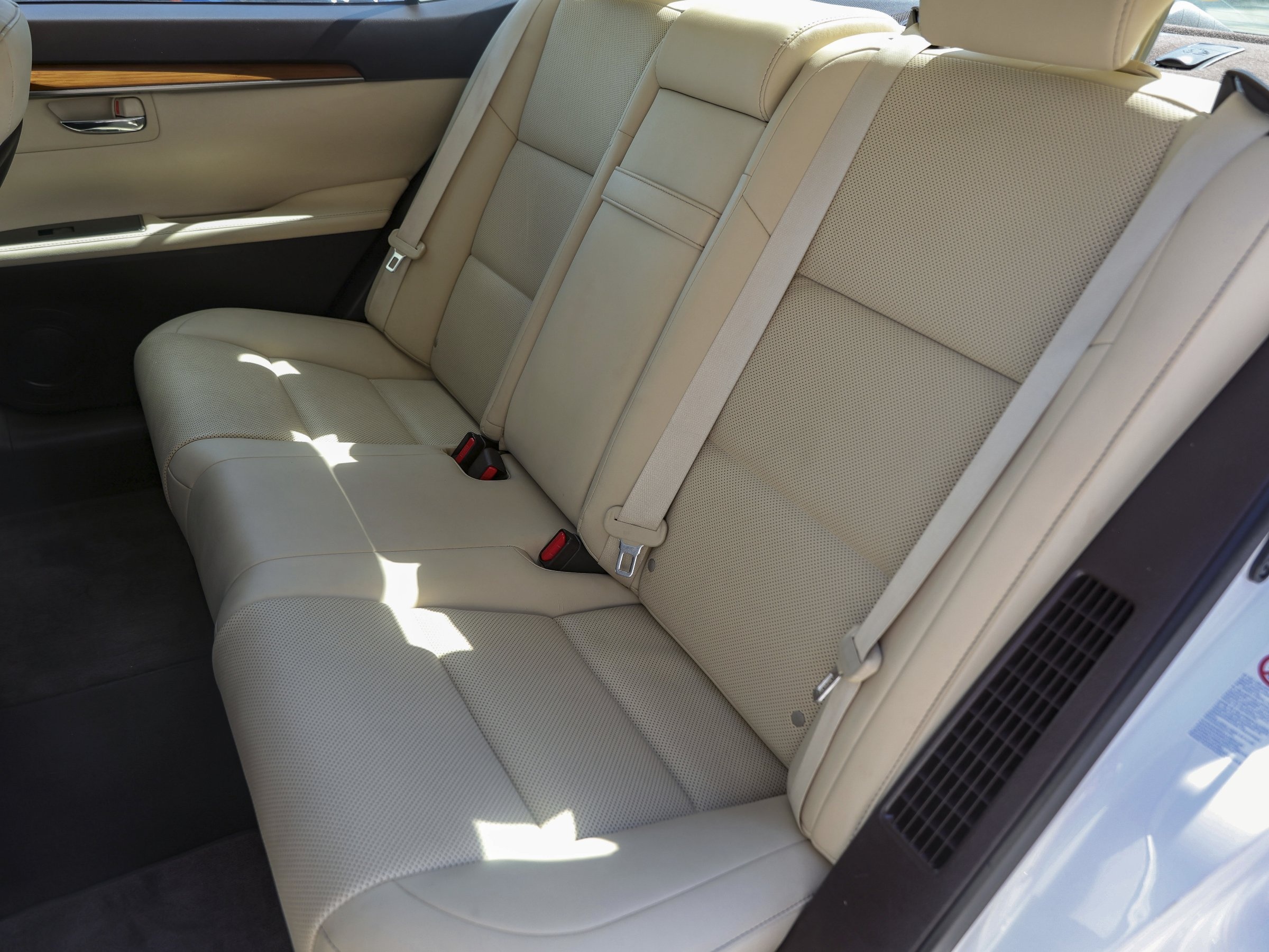 2016 Lexus ES 300h photo 25