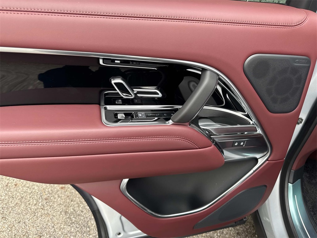 2025 Land Rover Range Rover SE photo 12